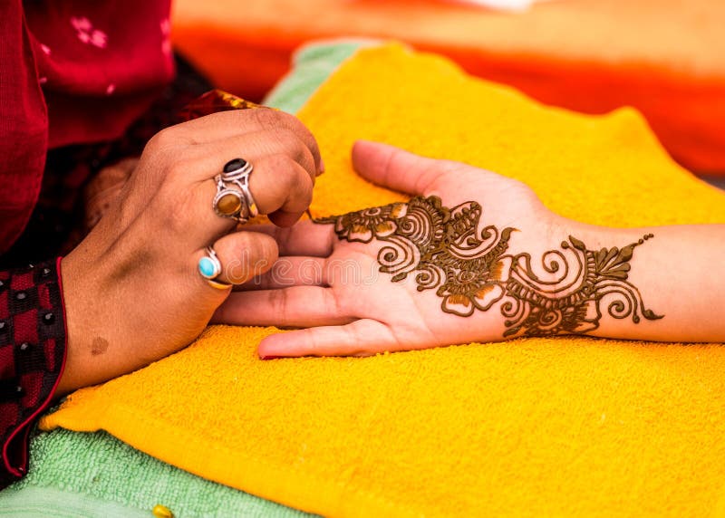 Huésped india de la boda que tiene mehndi aplicado a la palma de la mano Arte tradicional de la alheña imagen de archivo Huésped india de la boda que tiene mehndi aplicado a la palma de la mano Arte tradicional de la alheña imagen de archivo