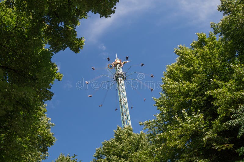 Huśtawkowa carousel gwiazdy ulotka w Tivoli, Kopenhaga, Dani obraz royalty free Huśtawkowa carousel gwiazdy ulotka w Tivoli, Kopenhaga, Dani obraz royalty free