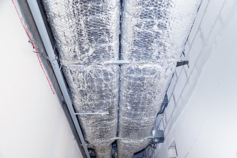 HVAC leiten Reinigung, Lüftungsrohre im silbernen Isoliermaterial, das von der Decke innerhalb des Neubaus hängt lizenzfreies stockfoto HVAC leiten Reinigung, Lüftungsrohre im silbernen Isoliermaterial, das von der Decke innerhalb des Neubaus hängt lizenzfreies stockfoto