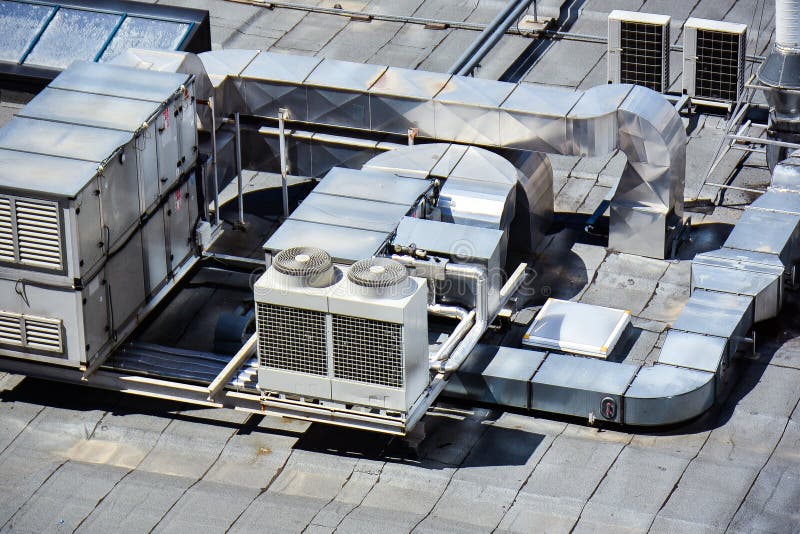 HVAC - sistema di riscaldamento di condizionamento d'aria e di ventilazione sul tetto di costruzione