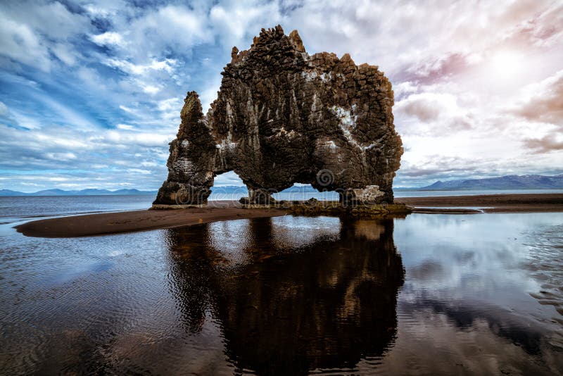 Hvitserkur - la roca basáltica única en Islandia fotos de archivo Hvitserkur - la roca basáltica única en Islandia fotos de archivo