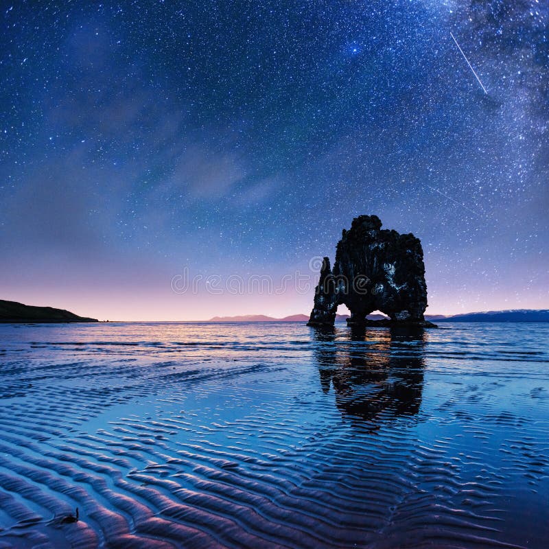 Hvitserkur 15 m-Höhe Fantastischer sternenklarer Himmel stockfotos Hvitserkur 15 m-Höhe Fantastischer sternenklarer Himmel stockfotos