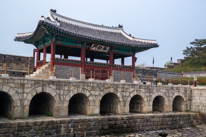 Hwahongmun-Tor (Buksumun), Festung Suwons Hwaseong, Südkorea lizenzfreie stockfotografie Hwahongmun-Tor (Buksumun), Festung Suwons Hwaseong, Südkorea lizenzfreie stockfotografie
