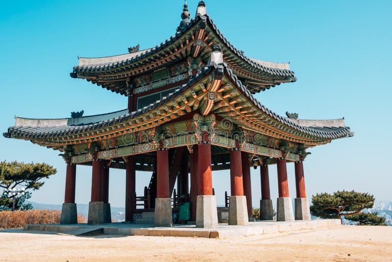 Hwaseong fästning Seojangdae, koreansk traditionell arkitektur i Suwon, Korea arkivbild Hwaseong fästning Seojangdae, koreansk traditionell arkitektur i Suwon, Korea arkivbild