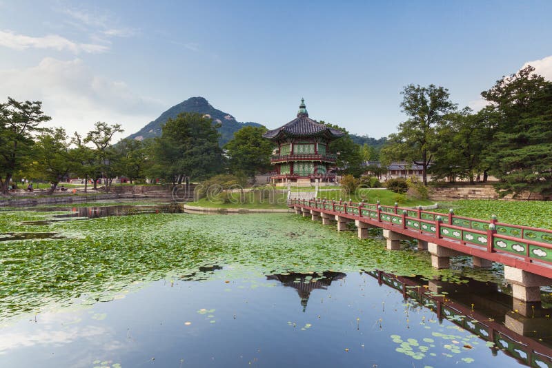 Hyangwonjeong Pavilion of Gyeongbokgung Palace stock photography Hyangwonjeong Pavilion of Gyeongbokgung Palace stock photography