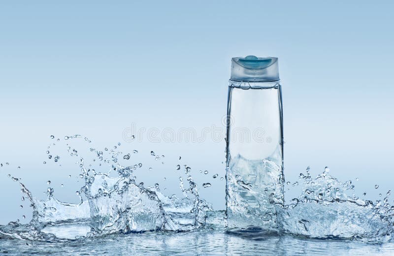 Hydrater le shampooing sur le fond de l'eau bleue avec beaucoup de grands éclabousse autour de la bouteille photos libres de droits Hydrater le shampooing sur le fond de l'eau bleue avec beaucoup de grands éclabousse autour de la bouteille photos libres de droits