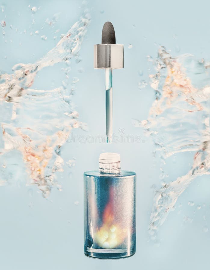 Hydratisierende Gesichtsserum- oder Ölflasche mit Pipette und Wasser spritzen auf blauem Hintergrund stockfotos Hydratisierende Gesichtsserum- oder Ölflasche mit Pipette und Wasser spritzen auf blauem Hintergrund stockfotos