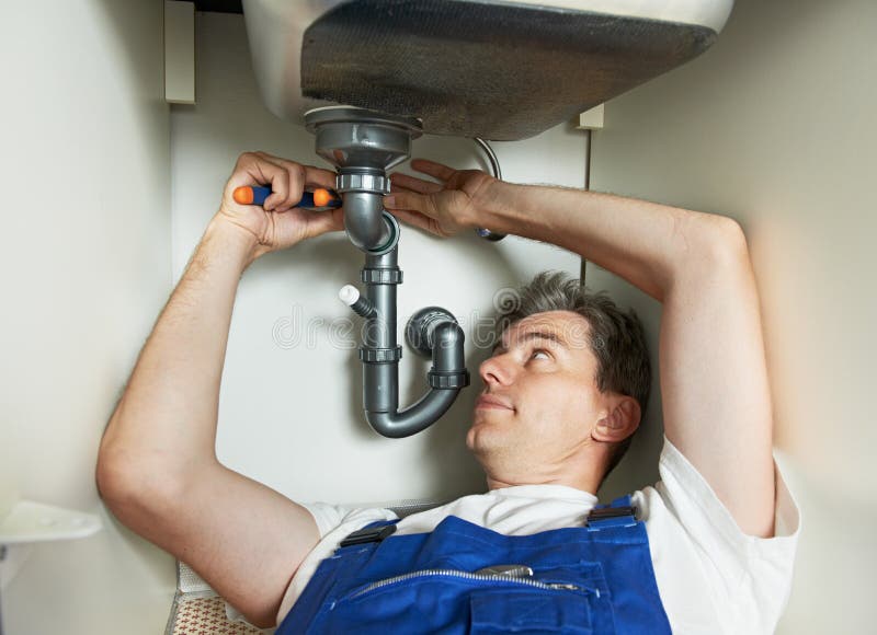 Hydraulika mężczyzna pracownik z kuchennym zlew obraz stock