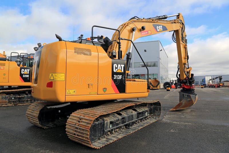 Hydraulisk grävskopa för katt 318FL på en gård arkivfoto Hydraulisk grävskopa för katt 318FL på en gård arkivfoto