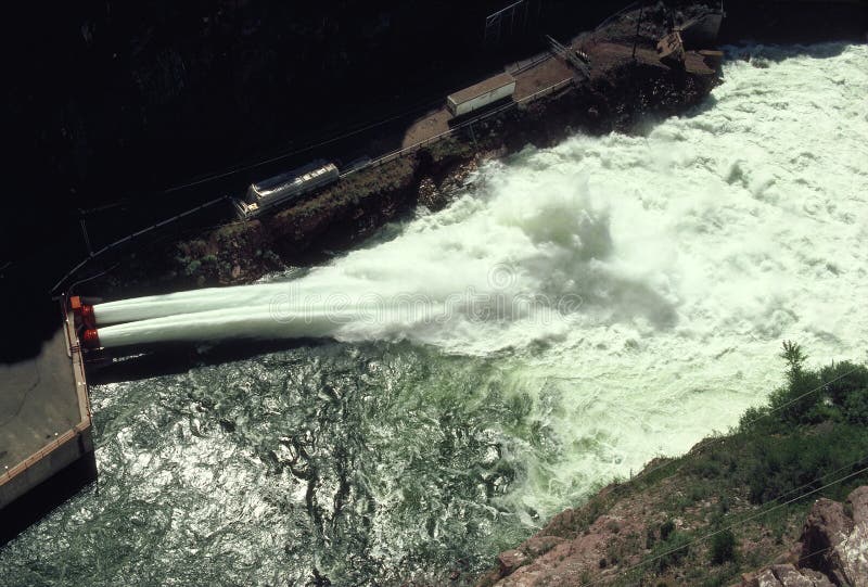 Hydroelektrischer VerdammungSpillway lizenzfreie stockfotos Hydroelektrischer VerdammungSpillway lizenzfreie stockfotos
