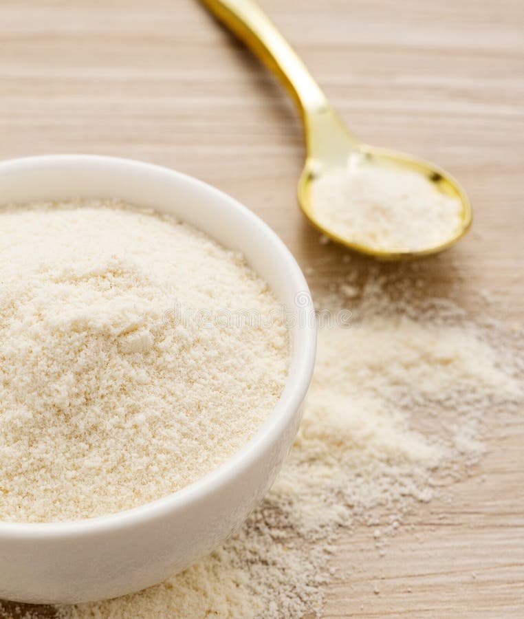 Hydrolysiertes Kollagenpulver in Schüssel und Löffel organisches Gelatinepulver vektor abbildung