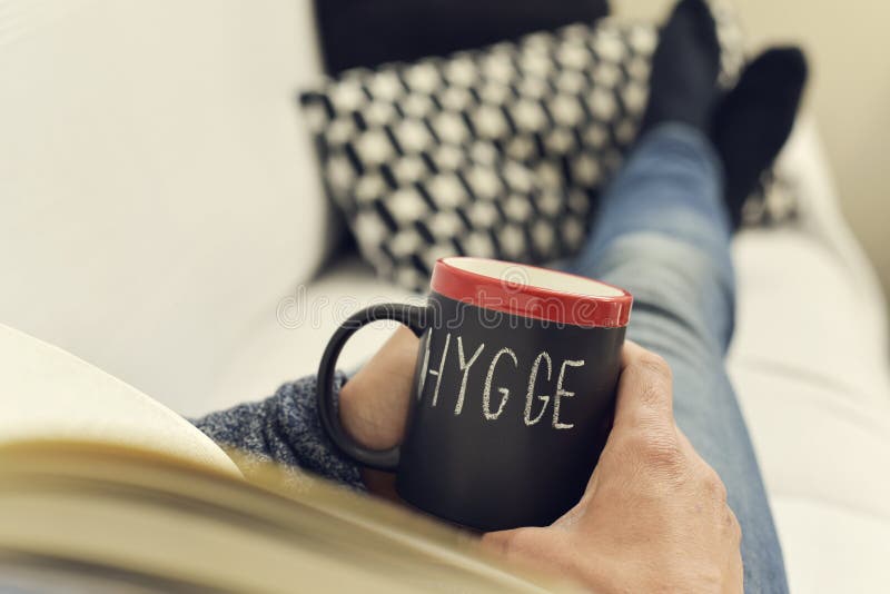 Hygge,舒适的丹麦词或享用 免版税库存图片 Hygge,舒适的丹麦词或享用 免版税库存图片