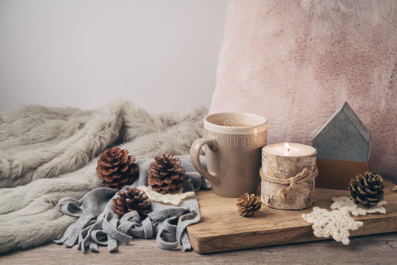 Hygge skandynawa stylu pojęcie z filiżanką, świeczkami i pi,. Hygge skandynawa stylu pojęcie z filiżanką, świeczkami i sosnową kukurudzą, Wygodna zima lub boże narodzenie skład