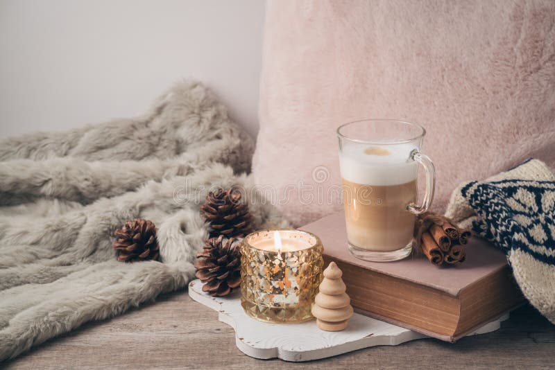 Hygge skandynawa stylu pojęcie z latte macchiato filiżanką zdjęcia royalty free