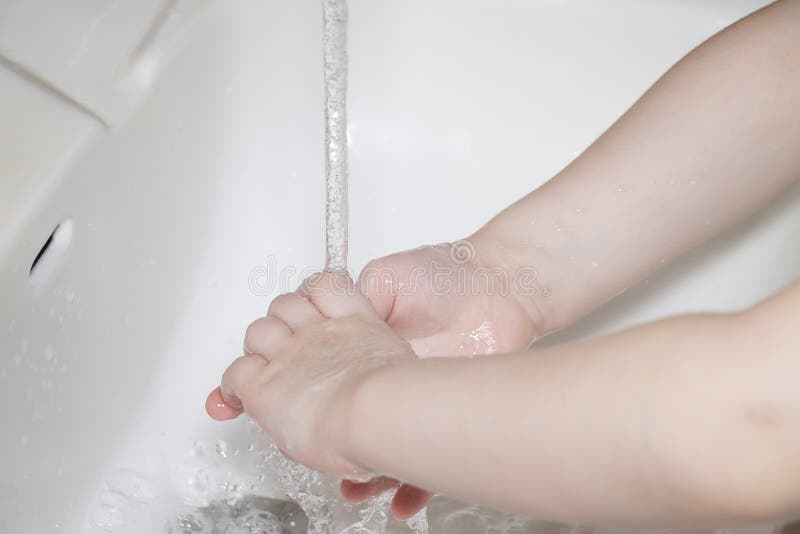 Hygiene Säubern von Händen Die Hände der waschenden Kinder mit Seife stockfoto Hygiene Säubern von Händen Die Hände der waschenden Kinder mit Seife stockfoto