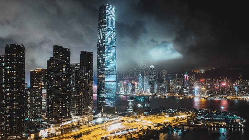 Hyperlapse al rallentatore di paesaggio urbano di Hong Kong alla notte a Victoria Harbour, vista aerea del fuco