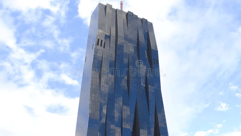 Hyperlapse delle nuvole e del cielo blu di riflessione della torre della città di Donau Edificio per uffici moderno a Vienna, Aus