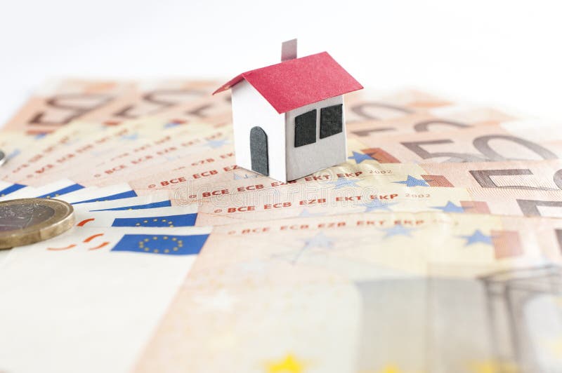 Hypotheek en leningsconcept: document huis op een vijftig eurobankbiljet royalty-vrije stock afbeelding Hypotheek en leningsconcept: document huis op een vijftig eurobankbiljet royalty-vrije stock afbeelding