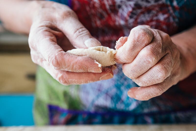 Hände der alten Frau süßen Mehlkloß zubereitend stockfoto Hände der alten Frau süßen Mehlkloß zubereitend stockfoto