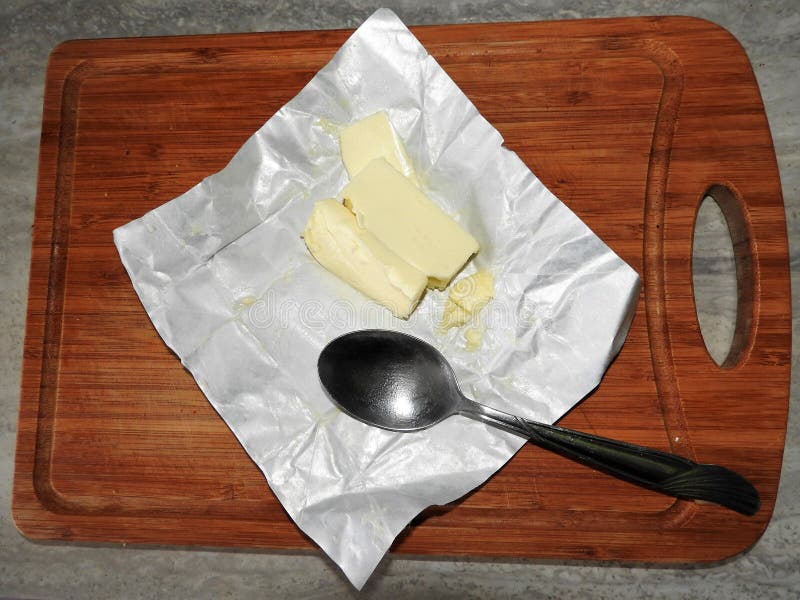 Hölzernes Brett für Nahrungsmittel in der Küche auf dem Tisch schneiden lizenzfreie stockfotografie Hölzernes Brett für Nahrungsmittel in der Küche auf dem Tisch schneiden lizenzfreie stockfotografie