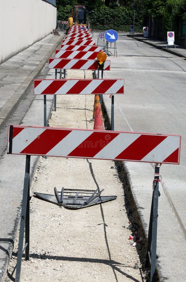 Häckar i konstruktionsplatsen under roadworksna för laen royaltyfria foton Häckar i konstruktionsplatsen under roadworksna för laen royaltyfria foton
