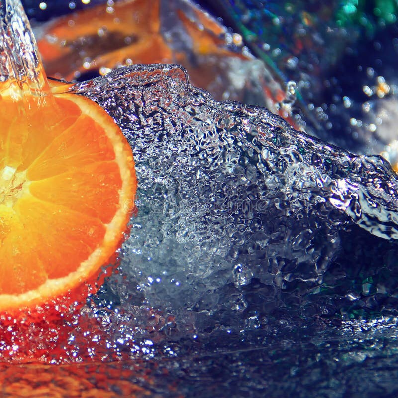 Hälfte der rohen organischen saftigen Orange mit Wasser spritzt, selektiver Fokus lizenzfreie stockfotografie Hälfte der rohen organischen saftigen Orange mit Wasser spritzt, selektiver Fokus lizenzfreie stockfotografie