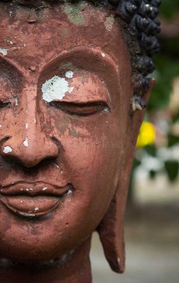 Hälfte von einem Buddha stellen gegenüber lizenzfreie stockfotos Hälfte von einem Buddha stellen gegenüber lizenzfreie stockfotos