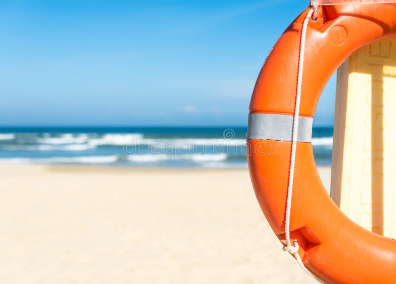 Meerblick mit lifebuoy, blauem Himmel und sandigem Strand. stockfotos Meerblick mit lifebuoy, blauem Himmel und sandigem Strand. stockfotos