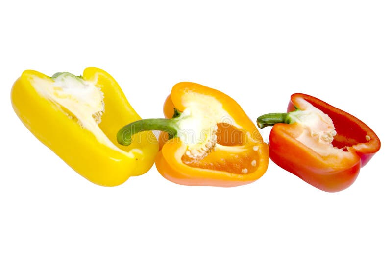 Hälften geschnittenen mehrfarbigen Gemüsepaprika. Hälften den geschnittenen mehrfarbigen Gemüsepaprika isoliert auf einem weißen Hintergrund