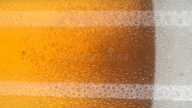Hälla öl i glas nära och rotera stock video