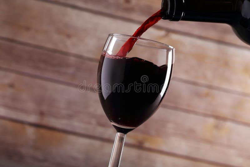 hällande rött vin royaltyfri foto hällande rött vin royaltyfri foto