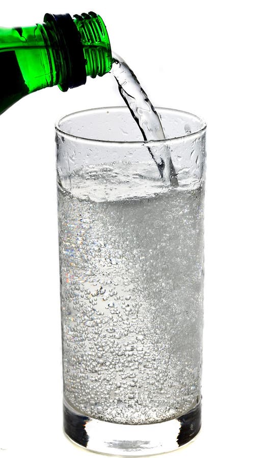 hällt mousserande exponeringsglas för drink royaltyfri foto hällt mousserande exponeringsglas för drink royaltyfri foto