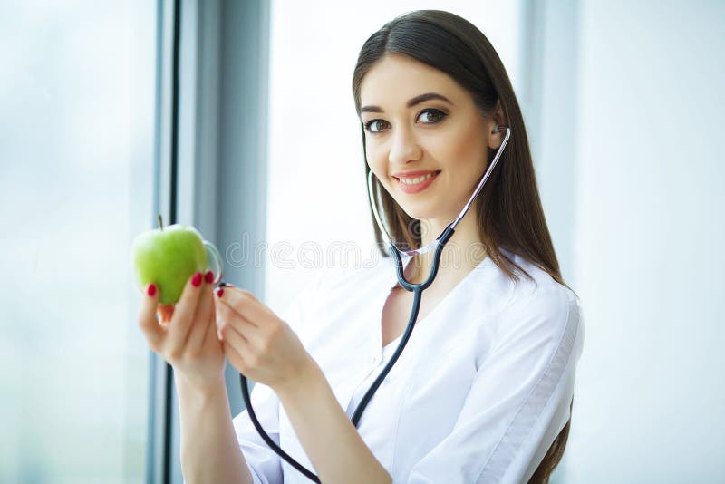 hälsa banta sunt Doktor Dietitian Holding i händer ny Gr arkivbild hälsa banta sunt Doktor Dietitian Holding i händer ny Gr arkivbild