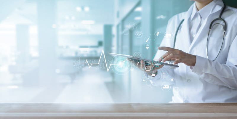 Hälso- och sjukvård och teknik, läkare som använder digitala tabletter med ikon för medicinska nätverk på sjukhusbakgrund royaltyfri fotografi