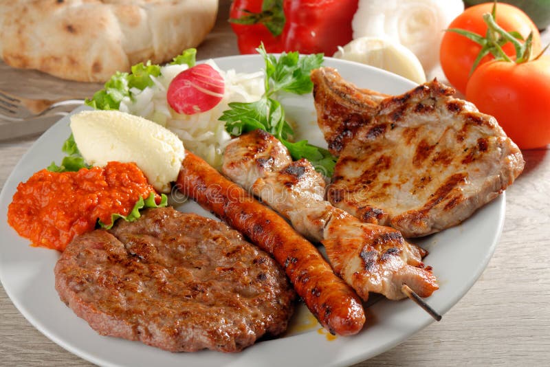 Hälsosamt uppläggningsfat av blandade kött, Balkan mat