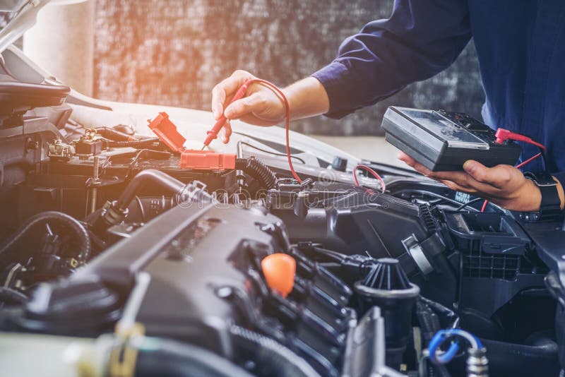 Hände Automechanikerdes arbeitsautoreparaturservices lizenzfreies stockfoto Hände Automechanikerdes arbeitsautoreparaturservices lizenzfreies stockfoto