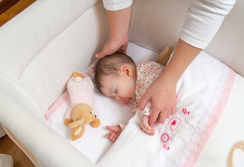Hände der Mutter ihr Babyschlafen streichelnd stockbilder Hände der Mutter ihr Babyschlafen streichelnd stockbilder