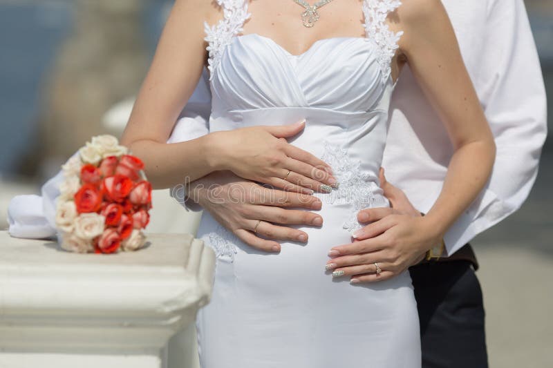 Hände des Bräutigams und der Braut mit Eheringen lizenzfreies stockbild Hände des Bräutigams und der Braut mit Eheringen lizenzfreies stockbild