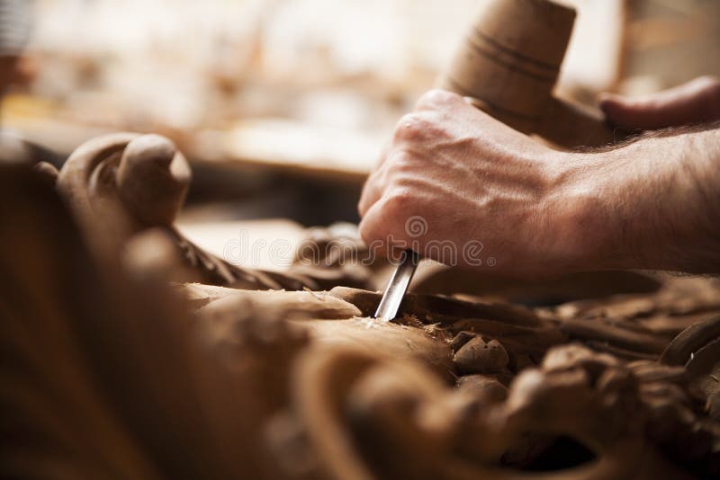 Hände des Handwerkers schnitzen mit einem Hohlmeißel