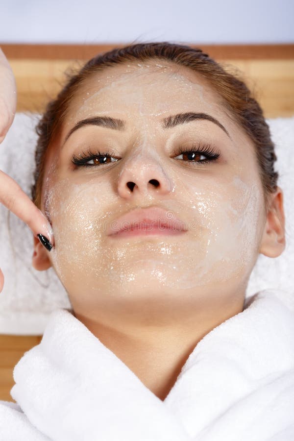 Hände des Therapeuten tragen Creme am Gesicht der Frau auf Konzept von Sorgfalt stockbild Hände des Therapeuten tragen Creme am Gesicht der Frau auf Konzept von Sorgfalt stockbild