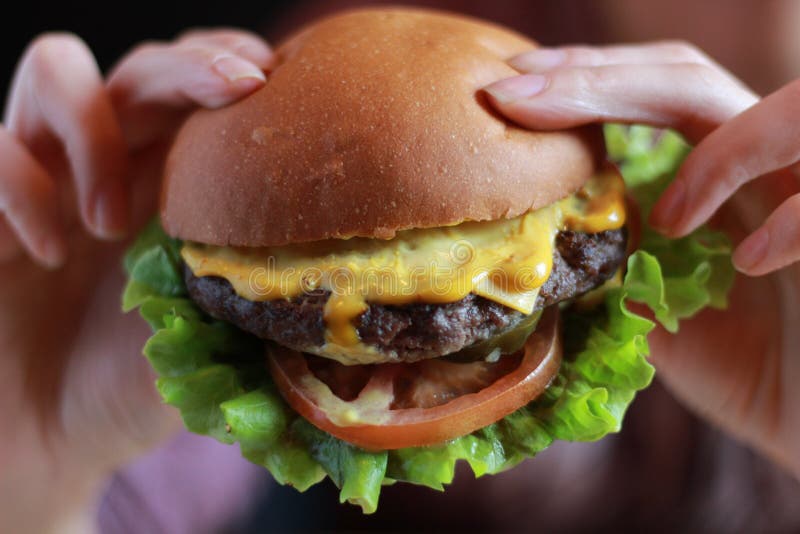 Hände, die Burgervordergrund, Abschluss hochhalten stockfotos Hände, die Burgervordergrund, Abschluss hochhalten stockfotos