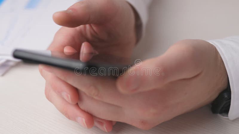 Hände, die eine Nachricht auf ein Smartphone tippen