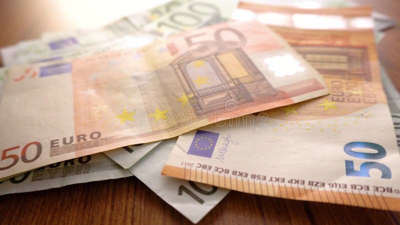Hände, die Eurorechnungen zählen Zählungsnominaleinkommen Eurobanknoten auf dem Tisch Verdorbenes System Gesch?fts- und Finanzkon