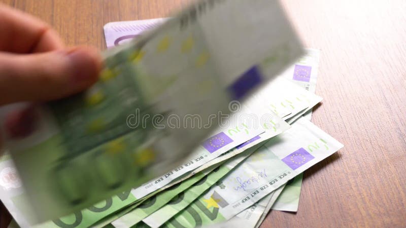 Hände, die Eurorechnungen zählen Zählungsnominaleinkommen Eurobanknoten auf dem Tisch Verdorbenes System Gesch?fts- und Finanzkon
