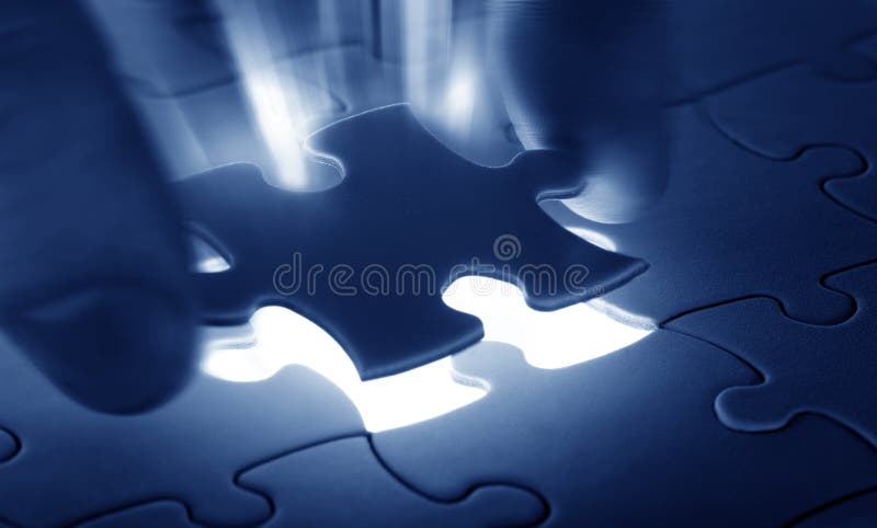Hände, die letztes Stück a platzieren lizenzfreies stockfoto Hände, die letztes Stück a platzieren lizenzfreies stockfoto