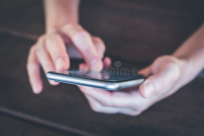 Hände, die Telefonmakro halten - Mädchen benutzt Smartphonenahaufnahme lizenzfreie stockbilder Hände, die Telefonmakro halten - Mädchen benutzt Smartphonenahaufnahme lizenzfreie stockbilder
