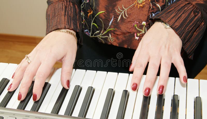 Hände einer Frau, die Klavier spielt stockfotografie Hände einer Frau, die Klavier spielt stockfotografie