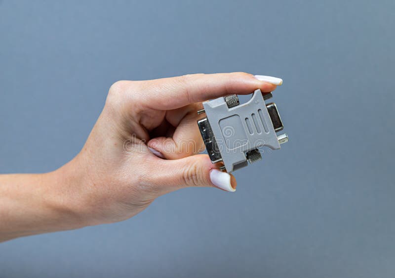 Hände mit verschiedenen Adaptern für Computer und Smartphones. USB Typ c Adapter oder Hub mit verschiedenen Zubehörteilen USB Ethernet-Speicherkartenkabel von hdmi. Hände mit verschiedenen Stromrichterkabeln für Computer und Smartphones