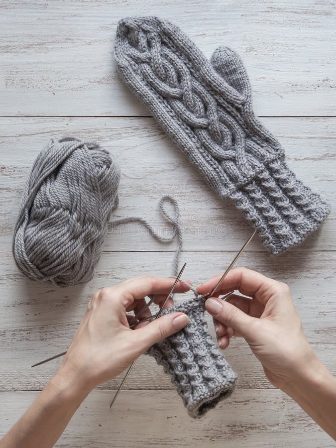 Hände stricken Handschuhe Strickende Handschuhe machten von der Wolle lizenzfreies stockfoto Hände stricken Handschuhe Strickende Handschuhe machten von der Wolle lizenzfreies stockfoto