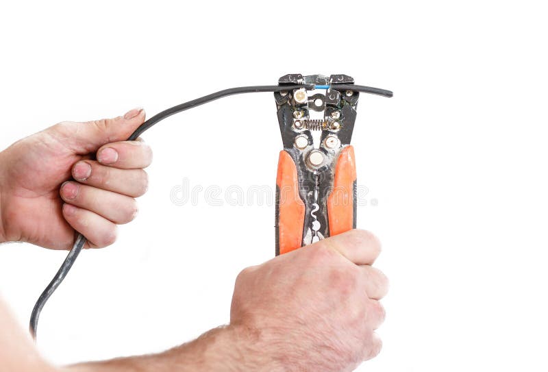 Hände säubert Spezialwerkzeug der Elektrikerdrahtzangen Lokalisiert auf Weiß lizenzfreies stockfoto Hände säubert Spezialwerkzeug der Elektrikerdrahtzangen Lokalisiert auf Weiß lizenzfreies stockfoto